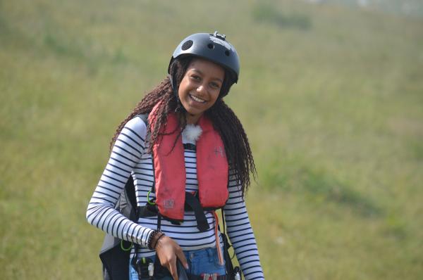 Bild 1 von 3: Serena bereitet sich auf ihren Tandemsprung beim Paragliding vor.