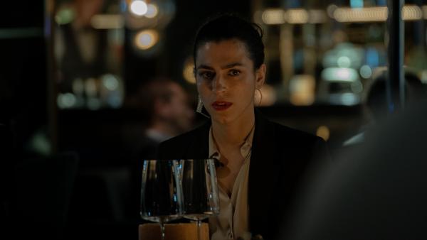 Bild 1 von 5: Louna Lloris (Anna Bardavelidze) hadert damit, ihre Gefühle und ihren neuen Job als Bodyguard voneinander zu trennen.