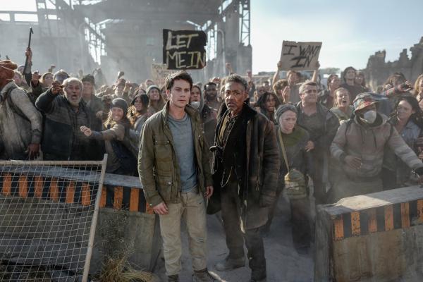 Bild 1 von 11: Thomas (Dylan O'Brien, vorne l.); Jorge (Giancarlo Esposito, vorne r.)