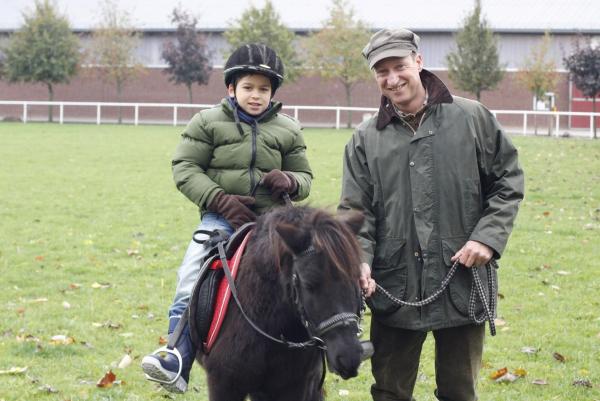 Bild 1 von 10: Daniel (Alexander Türk, l.) genießt den Tag am Gestüt. Stallmeister Hans (Mike Maas, r.) lässt ihn sogar auf einem Pony reiten ...