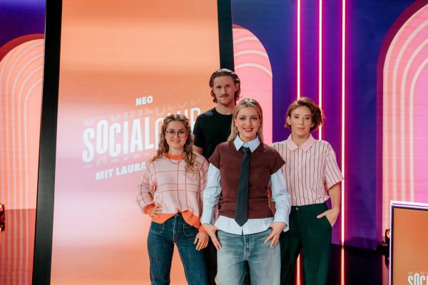 Bild 1 von 9: Von links: Florentine Osche, Yorick Thiede, Laura Larsson und Jeannine Michaelsen - Gemeinsam stehen sie im Studio der ZDFneo-Gameshow \