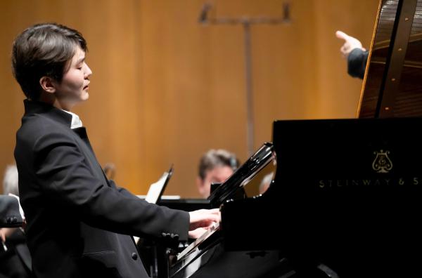 Bild 1 von 4: Die Berliner Philharmoniker entführen mit Seong-Jin Cho am Klavier in Bartóks monumentales Werk \