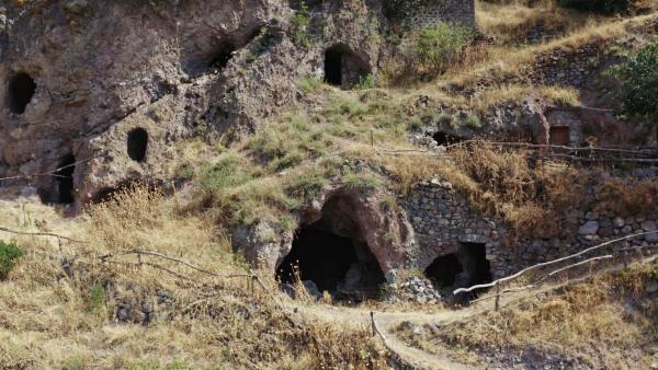 Bild 1 von 3: Das Höhlendorf Chndsoresk in Armenien, die letzten Bewohner verließen es in den 1980er Jahren.