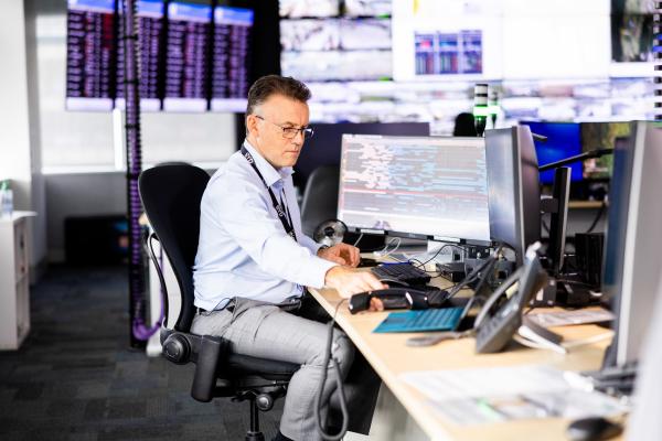 Bild 1 von 10: Duty Manager, Laurence Veness, in the Integrated Operations Centre at Sydney Airport.