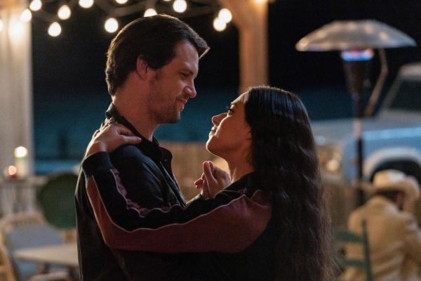 Bild 1 von 6: Max Evans (Nathan Dean, l.); Liz Ortecho (Jeanine Mason, r.)