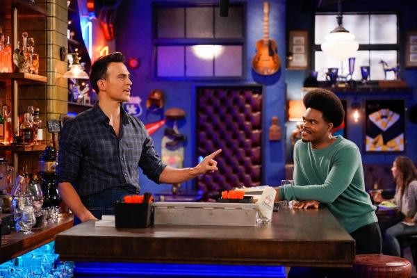 Bild 1 von 12: Max (Cheyenne Jackson, l.); Carter (Julian Gant, r.)