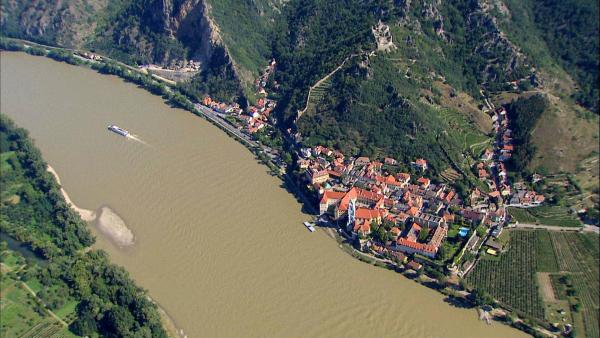Bild 1 von 14: Im Bild: Blick auf die Wachau mit Dürnstein. Das Tal ist eine von nur mehr zwei freien Fließstrecken, die der Donau geblieben sind.