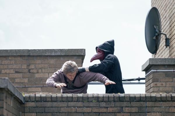 Bild 1 von 6: Game over: Der Maskierte hat Duffy (Matt Ryan) entdeckt - und wird ihn nun töten.