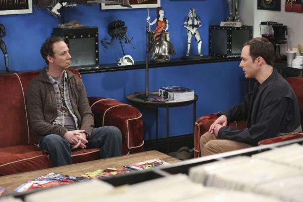 Bild 1 von 14: Sind beide nicht zum Las Vages Trip der Gruppe eingeladen: Stuart (Kevin Sussman, l.) und Sheldon (Jim Parsons, r.). Doch während sich Stuart mit seiner Lage zufrieden gibt, will sich Sheldon einen Platz im Partybus nach Vegas erkämpfen ...