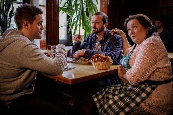 Bild 1 von 13: Theo Renner (Michel Guillaume, M.) und Dominik Morgenstern (Joscha Kiefer, l.) beim Essen bei Frieda (Marianne Sägebrecht, r.).