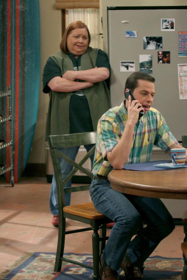 Bild 1 von 11: Berta (Conchata Ferrell, l.); Alan Harper (Jon Cryer, r.)