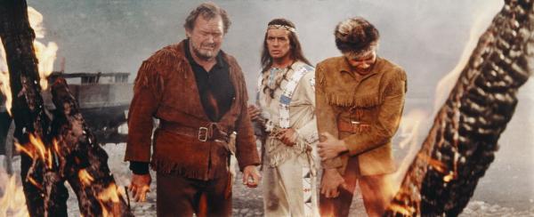 Bild 1 von 6: Baumann (Walter Barnes, l.) und dessen Sohn Martin (Götz George, r.) sind der Meinung, dass Indianer die Farm niedergebrannt haben. Winnetou (Pierre Brice, M.) versucht, sie vom Gegenteil zu überzeugen ...