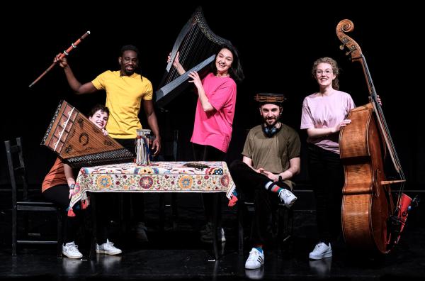 Bild 1 von 2: Das Ensemble Tiny Bridges ist Teil des Bridges Kammerorchesters und spielt transkulturelles Musiktheater für Kinder, Jugendliche und Familien.
