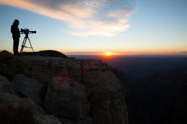 Bild 1 von 20: Im Bild: Kameramann Yann Sochaczewski wartet am nördlichen Rand des Grand Canyons auf den Sonnenuntergang. Nur wenige Besucher kommen auf die etwas höhere Seite des Canyons.