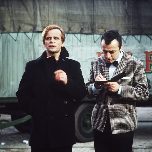 Bild 1 von 3: Manfred Hart (Klaus Kinski) erzählt dem Buchhalter Eddie (Eddi Arent) etwas über das Artistenleben. Denn Eddie will zum Zirkus - um jeden Preis ...