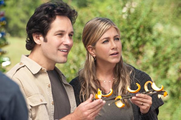 Bild 1 von 5: Auf der Flucht vor der Verwandtschaft landen George (Paul Rudd, l.) und Linda (Jennifer Aniston, r.) in einem Hippie-Paradies, in dem niemand besonderen Wert auf eine Karriere oder Kleidung legt ...