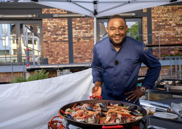 Bild 1 von 7: Nelson kann auch über einem Gaskocher delikate Gerichte zaubern.