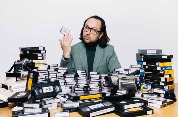 Bild 1 von 6: Kim Frank vor den Tapes mit den Archivaufnahmen der Band.