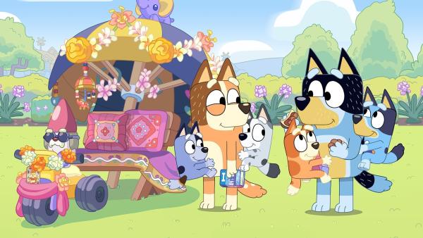 Bild 1 von 6: Mum und Dad spielen mit Bluey und Bingo Rucksack-Touristen und tragen dabei die Kinder huckepack als Rucksäcke - ziemlich freche Rucksäcke wohlgemerkt. Sie haben riesigen Spaß, Sehenswürdigkeiten zu besichtigen und das Essen, das auf der Straße angeboten wird, zu probieren, bis sie ihre Pässe nicht mehr finden können.