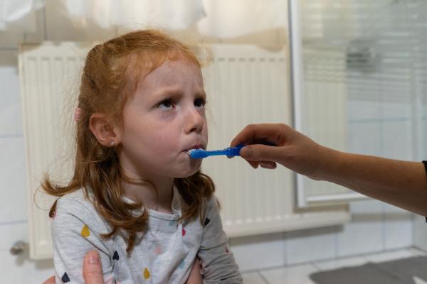 Bild 1 von 3: Karolina findet Zähneputzen ganz unangenehm. Fast jeden Abend gibt es deswegen Streit. Kann Fidi helfen, den Streit zu schlichten?