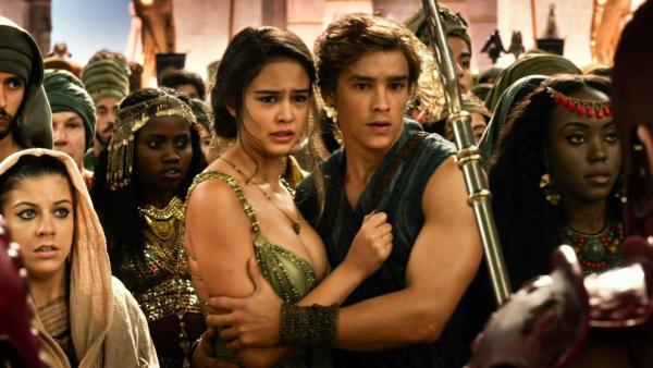 Bild 1 von 7: Zaya (Courtney Eaton, Mitte l.); Bek (Brenton Thwaites, Mitte r.)