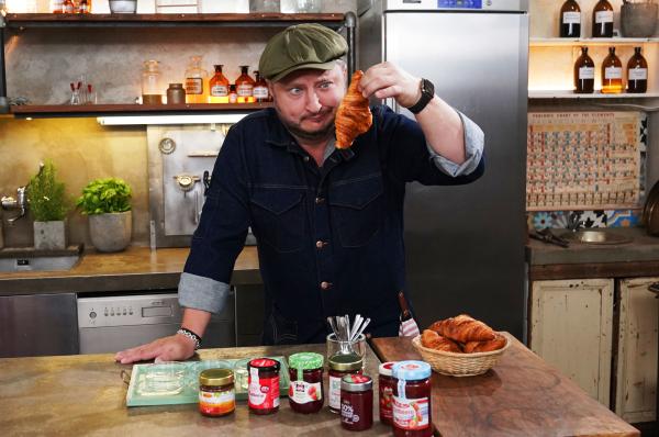 Bild 1 von 3: Zuckerreduzierter Fruchtaufstrich mit der Extraportion Frucht aufs Croissant? Fehlanzeige! Sebastian Lege zeigt, warum die hohen Preise der Light-Varianten nicht gerechtfertigt sind.