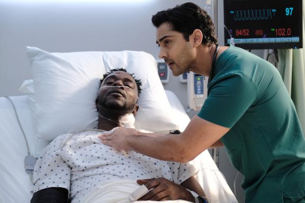Bild 1 von 22: Delandre Harris (King Kedar, l.); Dr. Devon Pravesh (Manish Dayal, r.)