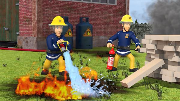 Bild 1 von 3: Am Bahnhof löschen Elvis und Arnold den Brand, der von einem davongerollten Grill verursacht wurde.