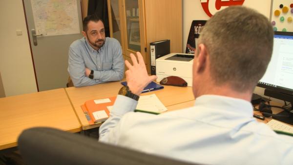 Bild 1 von 11: Markus im Assessmentcenter mit einem Einweisungsoffizier