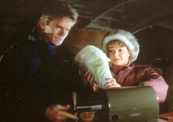 Bild 1 von 12: Natalie (Colleen Winton, r.) und MacGyver (Richard Dean Anderson, l.) befinden sich im verschütteten Flugzeug.