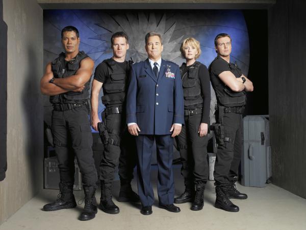 Bild 1 von 5: Das neue SG 1-Team: v.l.n.r. Teal?C (Christopher Judge), Colonel Cameron Mitchell (Ben Browder), General Hank Landry (Beau Bridges), Captain Samantha Carter (Amanda Tapping) und Daniel Jackson (Michael Shanks).