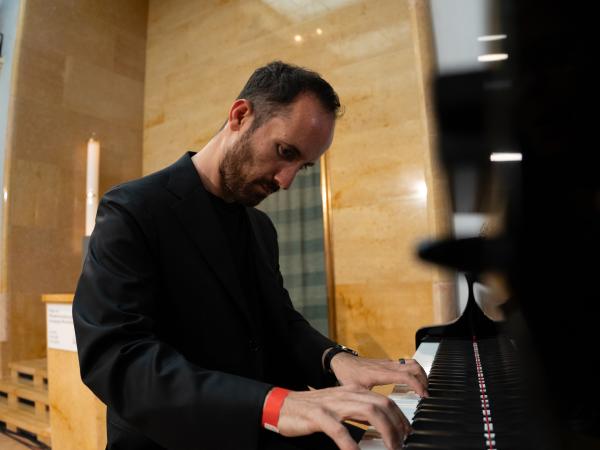 Bild 1 von 5: Igor Levit am Klavier.