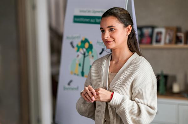 Bild 1 von 4: Jenny (Julia Obst) präsentiert der Familie ihre Zukunftspläne für den Fallerhof. Doch so einfach lässt sich der Familienrat nicht überzeugen.