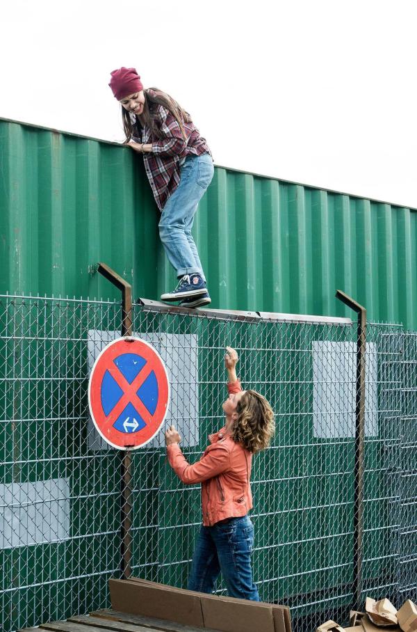 Bild 1 von 3: Im Bild: Ganz knapp kann Jara Martens Jara (Vivien Sczesny, o.) Kommissarin Tomke Jennsen (Anjorka Strechel, u.) entkommen.