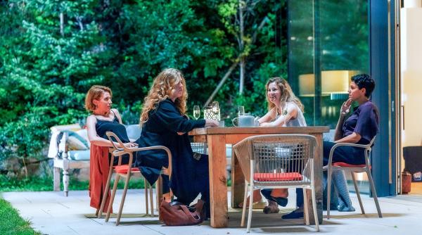 Bild 1 von 16: Freundinnen seit Schultagen (v. li n. re.): Miriam (Franziska Weisz), Doris (Diana Amft), Christiane (Franziska Hackl), und Inès (Jasmin Gerat).