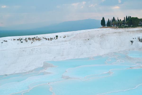 Bild 1 von 15: Warme Quellen mit extrem kalkhaltigem Wasser ließen die Kalkterrassen von Pamukkale entstehen.