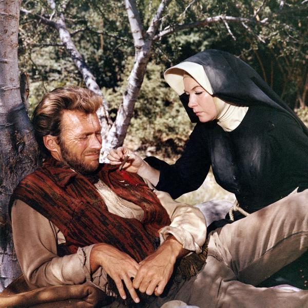 Bild 1 von 1: Hogan (Clint Eastwood) findet die Nonne Sara (Shirley MacLaine) attraktiv, respektiert aber ihre Berufung als Nonne und hält sich mit Annäherungsversuchen zurück. Weiteres Bildmaterial finden Sie unter www.br-foto.de.