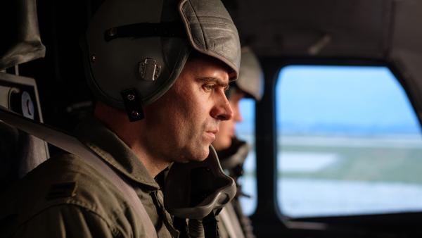Bild 1 von 3: In buchstäblich letzter Sekunde retten sich Commander Grieve und sein Pilot per Schleudersitz aus der havarierten B-2 (Reenactment-Szene).
