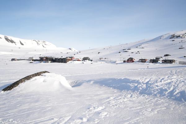Bild 1 von 5: Die kleine Siedlung Finse entlang der Strecke ist nur mit dem Zug erreichbar. Hier drehten Hollywoodgrößen einst den Star-Wars-Film \