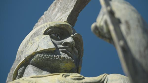 Bild 1 von 4: Spartas König Leonidas, der sich mit seinem kleinen Heer den übermächtigen Persern entgegenstellt, begründet einen Heldenmythos. Durch sein Opfer rettet er die griechische Zivilisation.