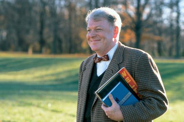 Bild 1 von 9: Der Chemielehrer (Joe Aufiery) des Internats sympathisiert mit den Unterrichtsmethoden des neuen Englischlehrers.