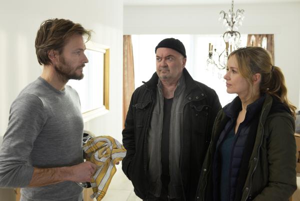 Bild 1 von 14: Linett (Stefanie Stappenbeck, r.) und Otto (Florian Martens, M.) befragen den Ehemann des Opfers, Michael Sanders (Andreas Pietschmann l.), der vorgibt, nichts zu wissen.