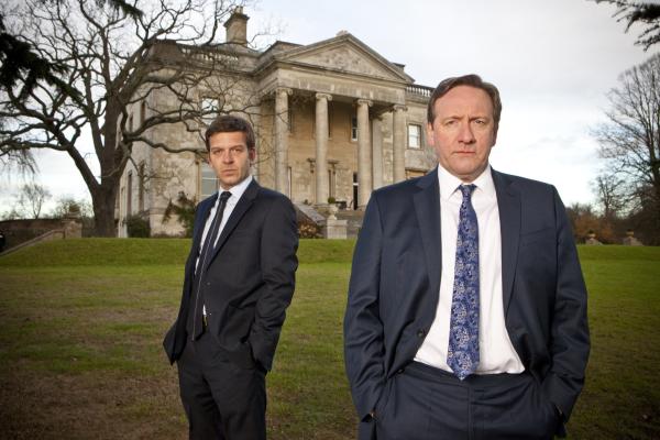 Bild 1 von 5: Die Spuren im Mordfall Denning führen DS Ben Jones (Jason Hughes, l.) und DCI John Barnaby (Neil Dudgeon, r.) in dieses Herrenhaus.