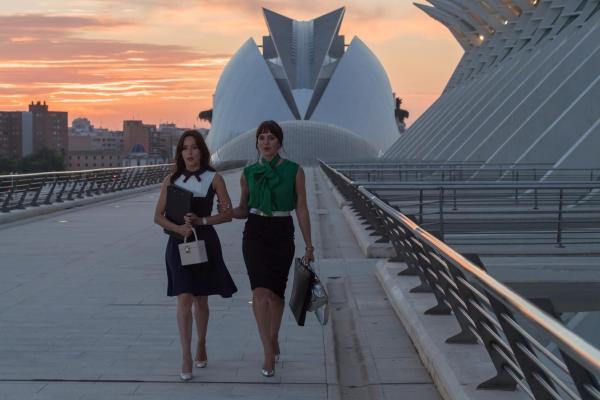 Bild 1 von 5: Alejandra (Verónica Sánchez, l.); Katia (Marta Milans, r.)