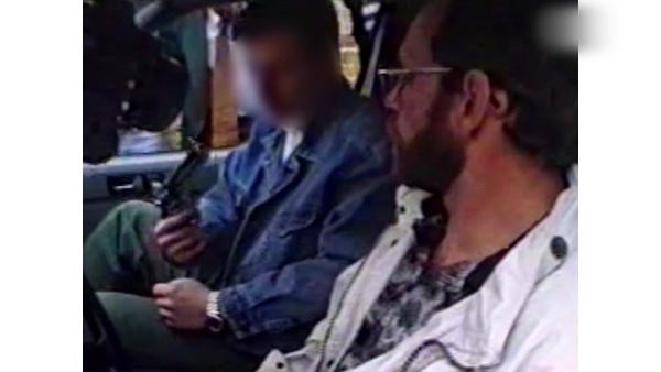Bild 1 von 4: Kommissar Gerhard Behne lässt sich von Mike S. zeigen, wie dieser den Taxifahrer erschossen hat