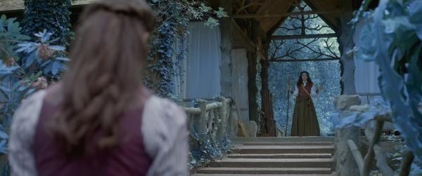 Bild 1 von 3: Theo (Eloise Little) erreicht das Refugium der geheimen Schwesternschaft und begegent Waldia (Shiraz Tzarfati, rechts).
© ZDF/2023 Cottonwood Media/ZDF Studios  - Honorarfreie Verwendung gemäß AGB im redaktionellen Zusammenhang mit genannter Sendung bei Nennung \