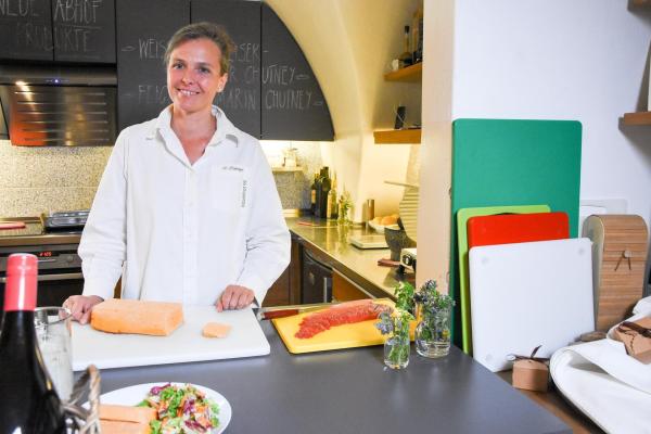 Bild 1 von 3: Im Bild: Die Wirtin und Köchin Isabella Rohringer in der Küche ihres Hauerhof 99 in Klosterneuburg kocht für Aufgetischt ein Lachsforellensoufflé.