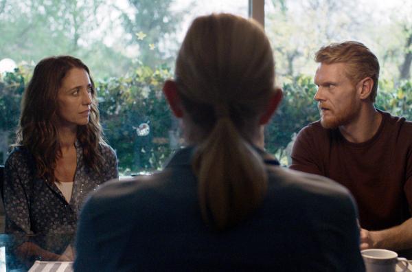 Bild 1 von 4: Simon (Peter Plaugborg, re.) ist geschockt, als Anwältin Karen (Line Kruse, Mi.) vorschlägt, dass Dea (Christine Albeck Børge, li.) ihn vorübergehend verlässt. Doch genau das könnte die Chance erhöhen, die Kinder zurückzubekommen.