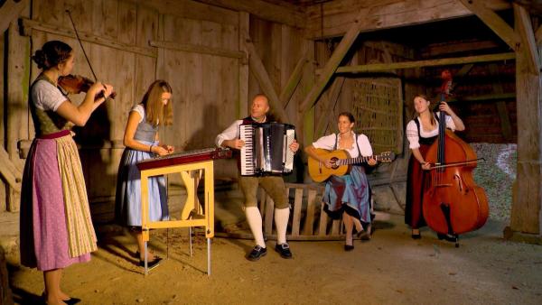 Bild 1 von 18: Im Bild: Familienmusik Puchleitner.
