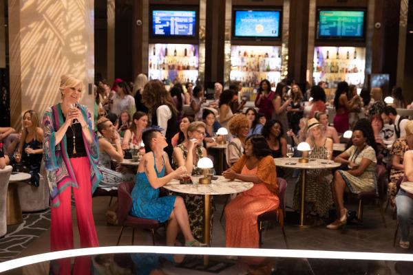 Bild 1 von 3: Deborah (Jean Smart, 2.v.l.) sorgt mit einem spontanen Auftritt in der Piano-Bar eines Kreuzfahrtschiffs für Begeisterung. Doch wie lange kann sie die Passagiere bei Laune halten?